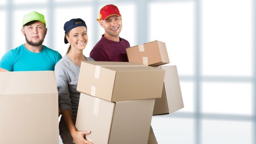 Sustainable moving service with recycling materials